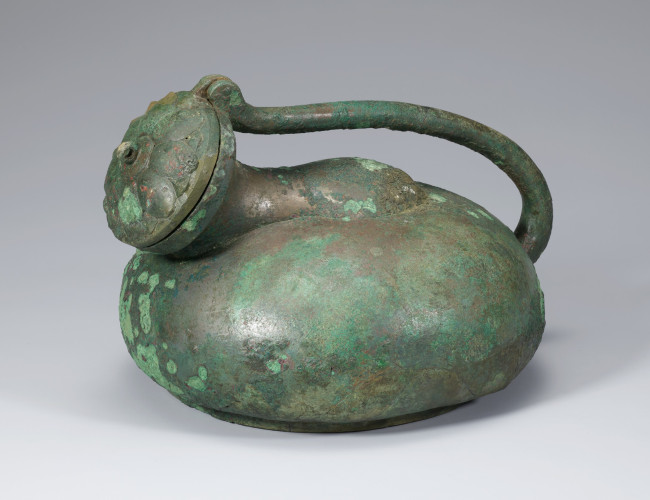 Bronze vessel with an unusual form excavated from the Hou-chong Tomb