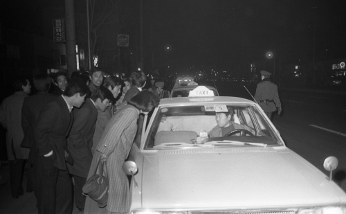 통금 전 집에 돌아가기 위해 택시를 잡는 시민들