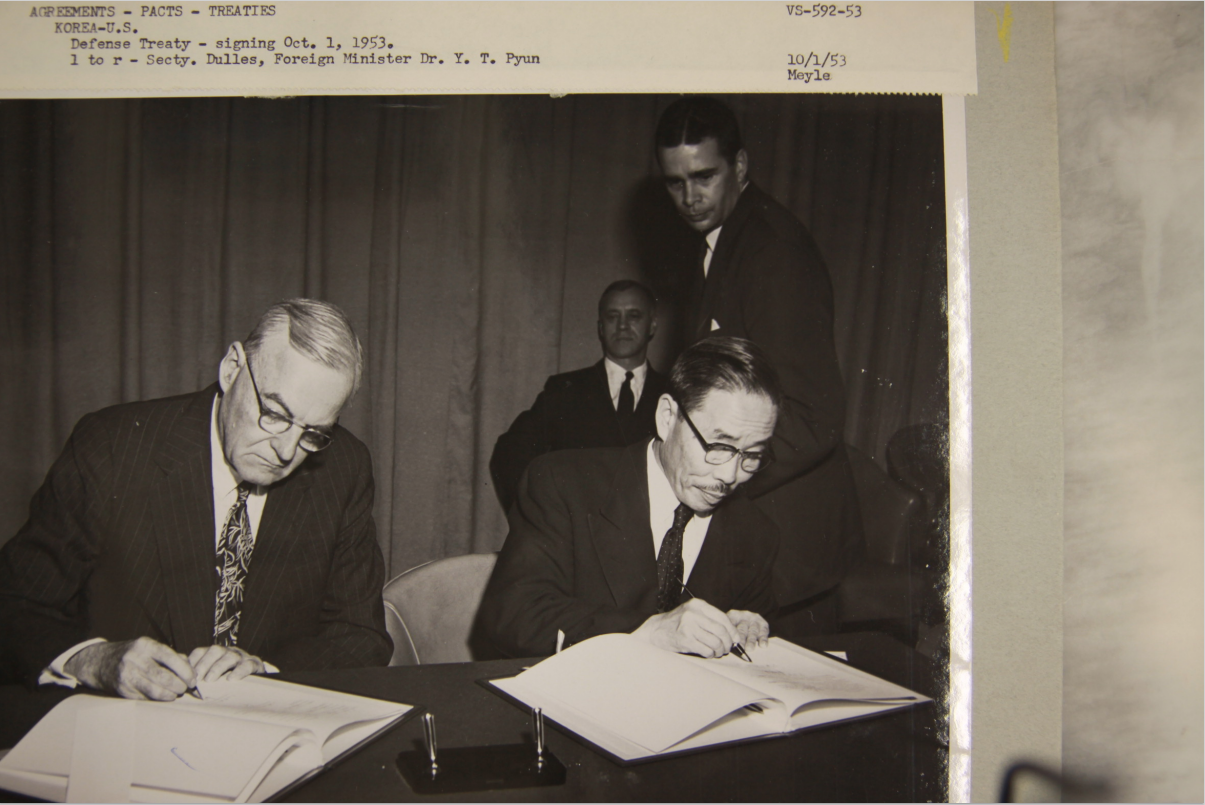 ワシントンで韓米相互防衛条約を締結している外務長官のビョン・ヨンテ（右）と米国務長官のダレス（左）