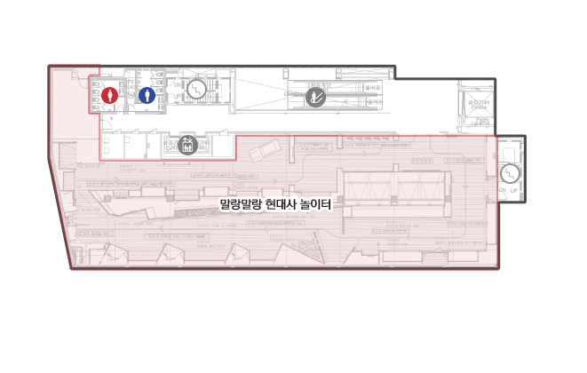 4층 도면, 에스컬레이터 아래쪽에 말랑말랑 현대사 놀이터가 있으며 중앙에는 엘레베이터, 계단, 남녀화장실이있습니다.