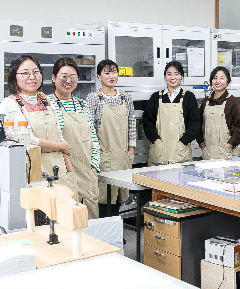 나의 기록을 영원으로 잇는 시간의 보관자 – 자료관리과 소장품관리팀 나의 기록을 영원으로 잇는 시간의 보관자 - 자료관리과 소장품관리팀