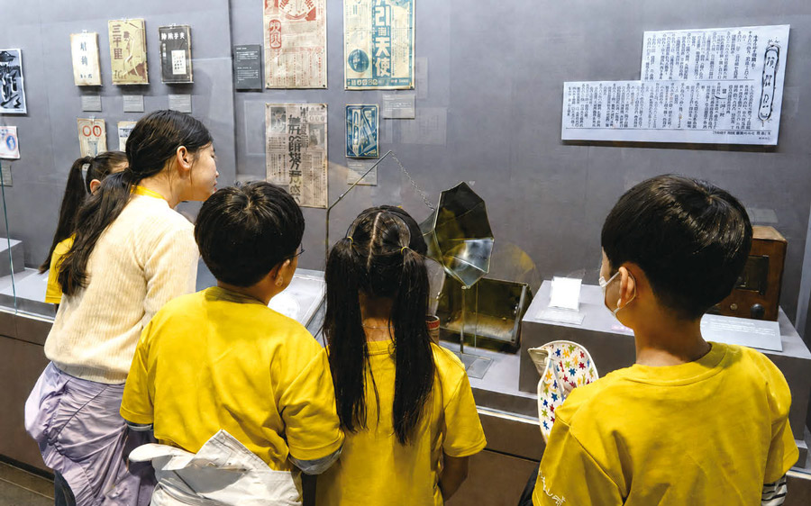 전시실 활동 모습 전시실 활동 모습